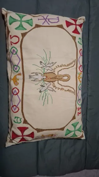 Cojín antiguo bordado multicolor