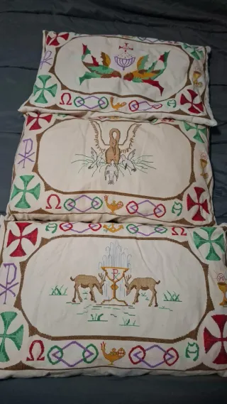 Cojín antiguo bordado multicolor