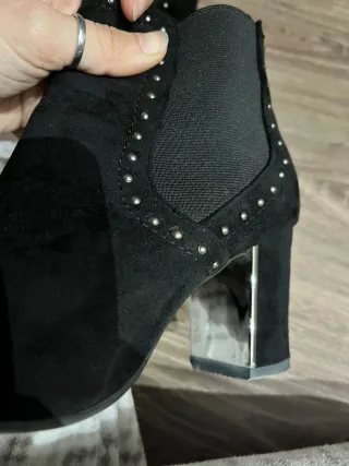 Botines negros con tachuelas