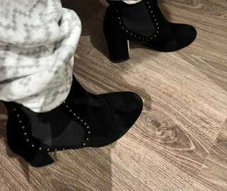 Botines negros con tachuelas