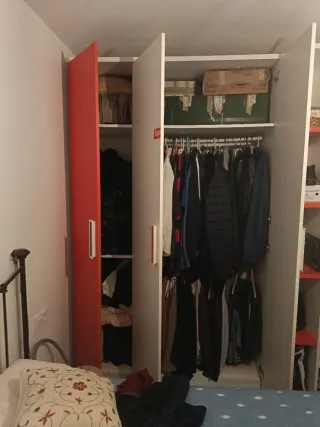 Armario Blanco y Rojo con Zapatero