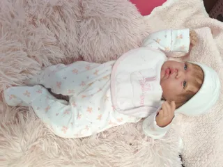 Preciosa bebé reborn realista
