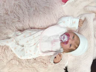 Preciosa bebé reborn realista