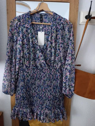 Vestido corto floral de Mango.