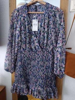 Vestido corto floral de Mango.