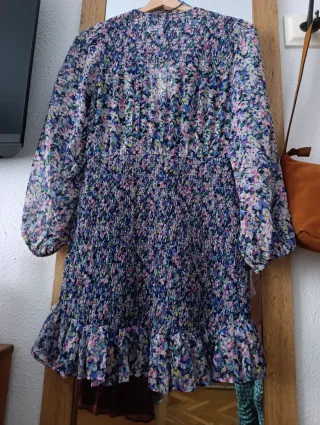 Vestido corto floral de Mango.