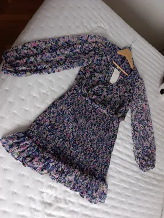 Vestido corto floral de Mango.