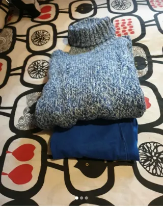 Jersey cuello alto y pantalón azul