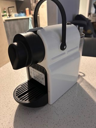 Cafetera Nespresso Krups con muchas capsulas