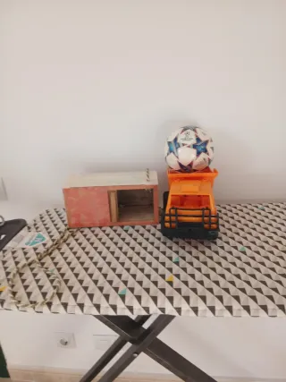 Camión naranja con balón de fútbol