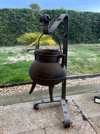 Olla antigua de hierro fundido con soporte
