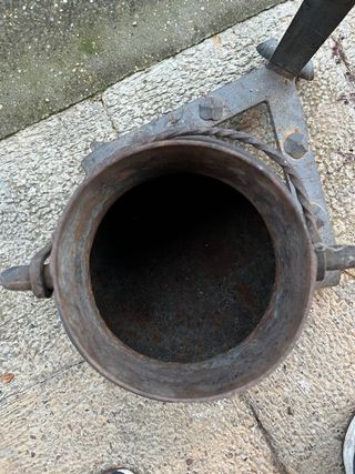 Olla antigua de hierro fundido con soporte