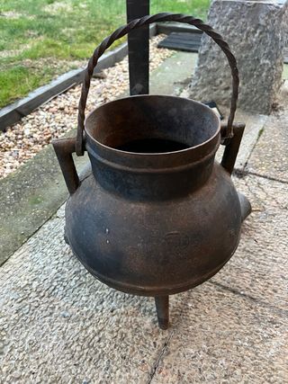 Olla antigua de hierro fundido con soporte