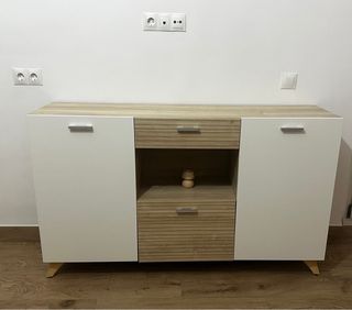 Mueble de salón blanco y madera