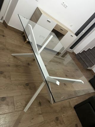 Mueble de salón blanco y madera