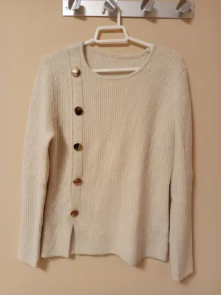 Jersey beige con botones dorados