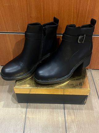 Stivali neri con fibbia