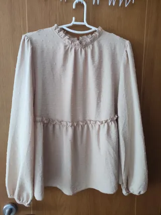 Blusa beige con volantes