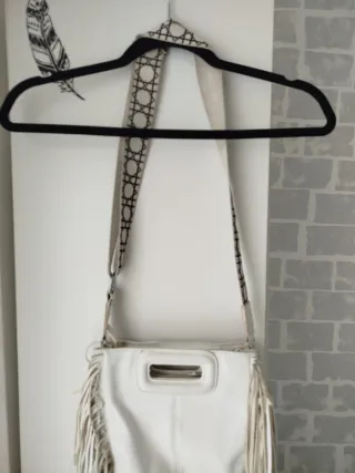 Bolso blanco con flecos