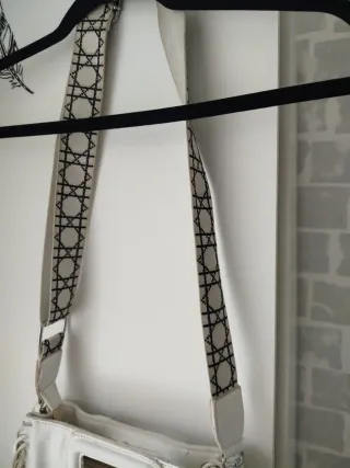 Bolso blanco con flecos