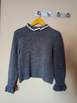 Jersey gris con cuello y puños blancos
