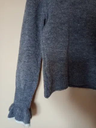 Jersey gris con cuello y puños blancos