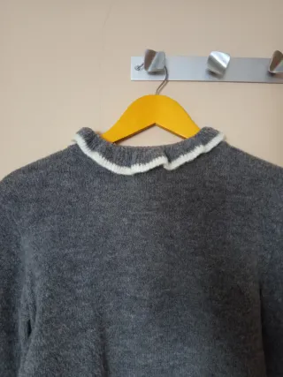 Jersey gris con cuello y puños blancos