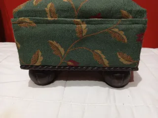 Taburete reposapiés vintage floral