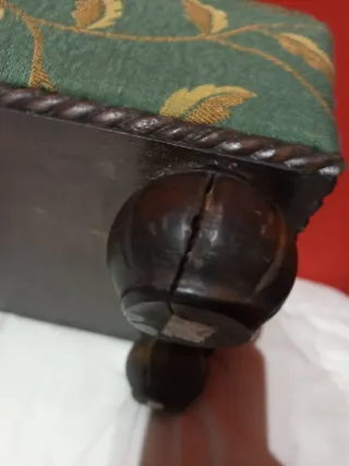 Taburete reposapiés vintage floral