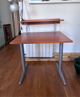 Escritorio madera y metal con estantería