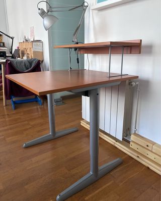 Escritorio madera y metal con estantería