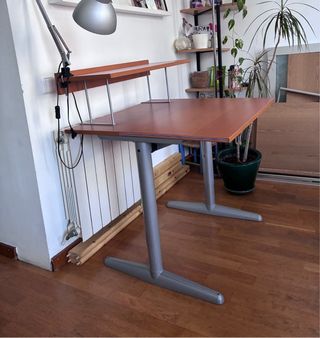 Escritorio madera y metal con estantería