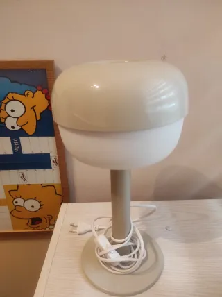 Lámpara de mesa beige y blanca