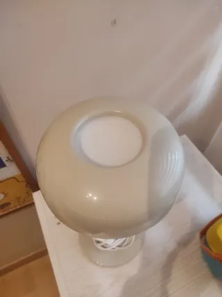 Lámpara de mesa beige y blanca