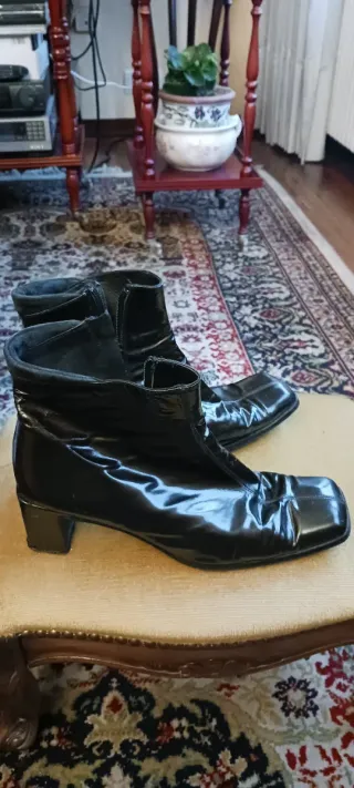 Botines charol Paco Herrero.