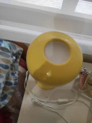 Lámpara de mesa amarilla y blanca