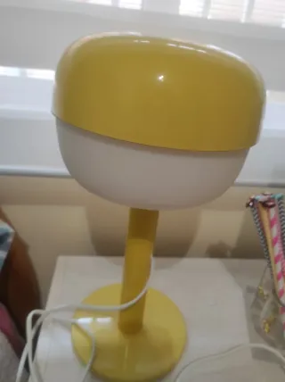 Lámpara de mesa amarilla y blanca