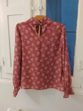 Blusa rosa estampada cuello alto