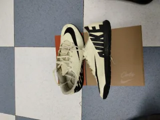 Zapatillas fútbol Nike multitaco beige/negro