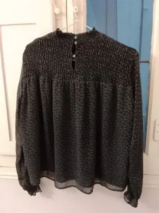 Blusa gris con estampado floral