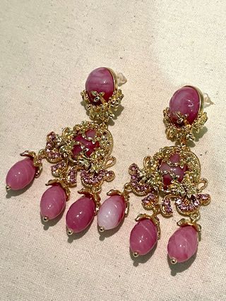 Pendientes dorados con piedras rosas