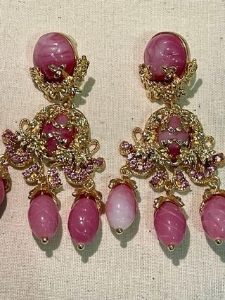 Pendientes dorados con piedras rosas