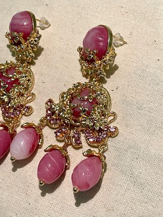Pendientes dorados con piedras rosas