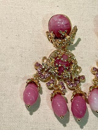 Pendientes dorados con piedras rosas