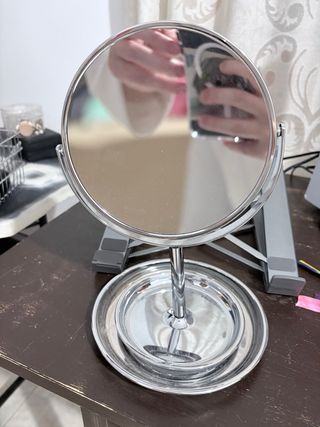 Espejo de maquillaje plateado