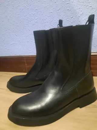 Botín plano Zara negro