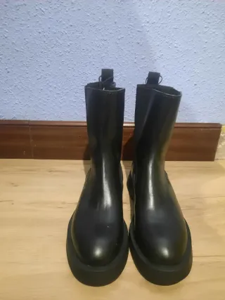 Botín plano Zara negro