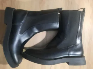 Botín plano Zara negro