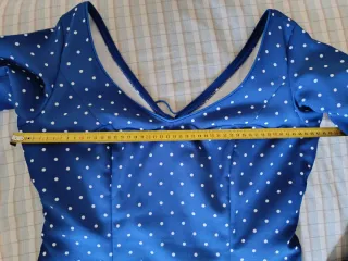 Traje de flamenca azul con lunares blancos