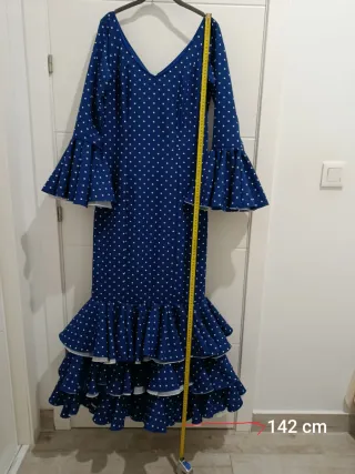 Traje de flamenca azul con lunares blancos